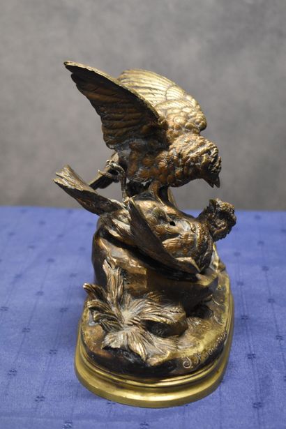 null Jules MOIGNEZ (1835-1894). Le combat d'oiseaux, bronze à patine dorée signé...