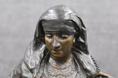 null Gaston LEROUX (1854-1942). "Porteuse d'eau égyptienne", bronze patiné. Signé...