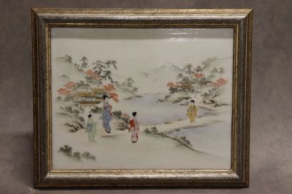 null JAPON. Plaque de porcelaine peinte à décor de geishas. Dimensions: 24.5x30....