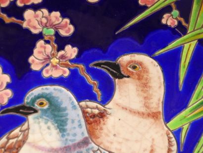 null LONGWY et R. RIZZI. Plat à décor de fleurs et oiseaux, céramique à émaux polychrome...