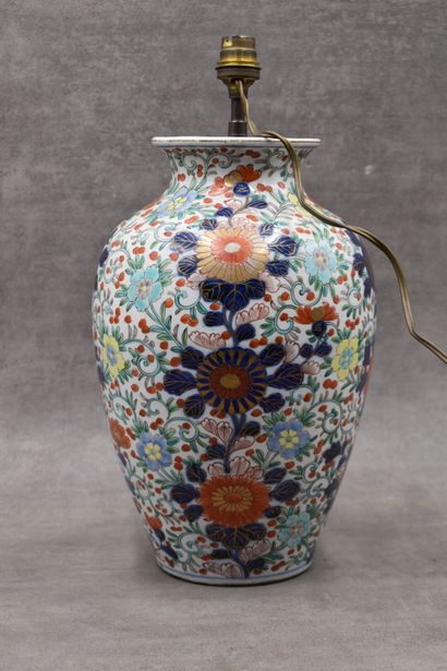 CHINE CHINE. Vase en porcelaine à décor polychrome Imari. Monté à l'électricité non...