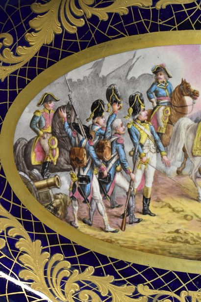 null Plat à décor d'une scène de bataille avec Napoléon, fond bleu et doré, prises...