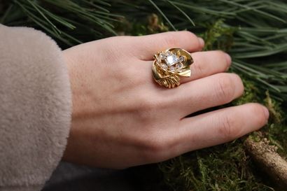 null Imposante bague diamants en or jaune 750, Large motif floral avec au centre...