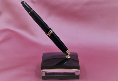 null MONTBLANC. Meisterstuck n°146, stylo plume en résine noir avec bouchon fixé...