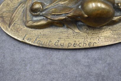 null Ecole française du début du XXème siècle, Le fruit du pêcher, Sujet en bronze....