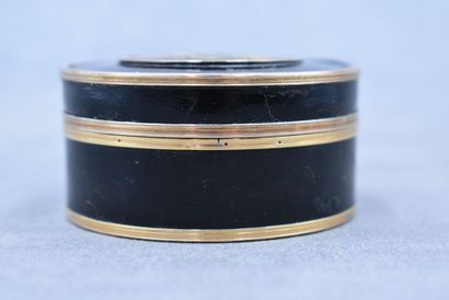 Boîte Boite en écaille teintée noir dans une monture en or. Couvercle à décor d'une...