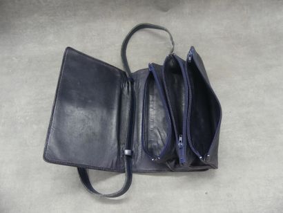 null CELINE. Sac en cuir bleu marine à trois soufflets. Dimensions : 22 x 15 cm Bon...