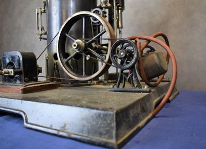 MARKLIN MARKLIN. Machine à vapeur vive en tôle avec sa dynamo marquée Marklin et...