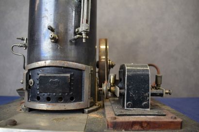 MARKLIN MARKLIN. Machine à vapeur vive en tôle avec sa dynamo marquée Marklin et...