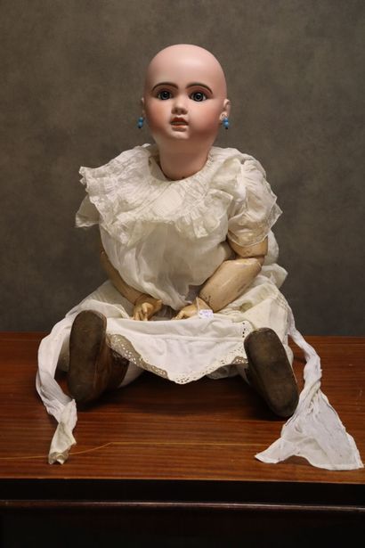 null Importante poupée avec corps en composition et tête en biscuit, yeux bleus,...