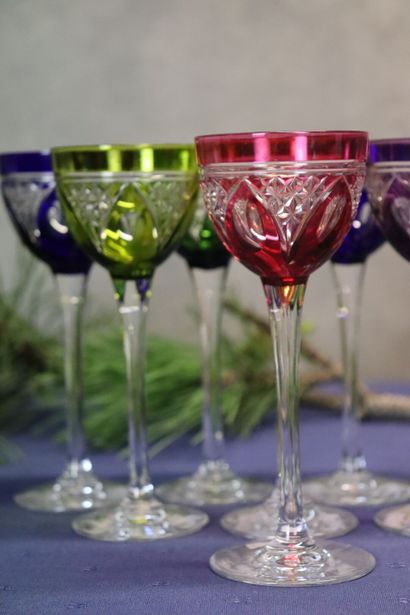 null CRISTAL NANCY France. Ensemble de huit verres à porto en cristal taillé coloré....