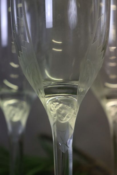 null LALIQUE. Modèle "Ange au sourire". Ensemble de cinq flûtes à champagne en cristal...
