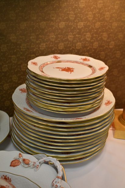 null HEREND HVNGARI. Service en porcelaine peint à la main comprenant : 12 assiettes...