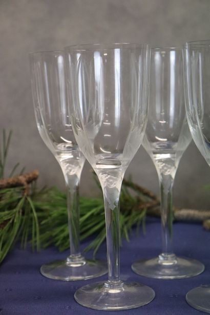 null LALIQUE. Modèle "Ange au sourire". Ensemble de cinq flûtes à champagne en cristal...