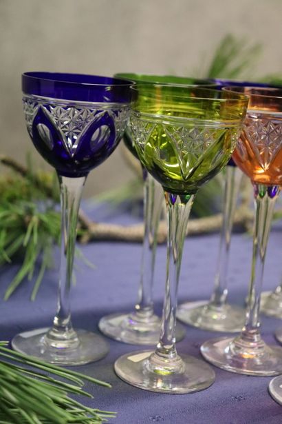 null CRISTAL NANCY France. Ensemble de huit verres à porto en cristal taillé coloré....