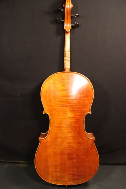 null Violoncelle moderne provenance Allemagne. Longueur du fond 763 mm, diapason...