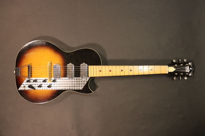 null GUITARE KAY. Value Leader. Circa 1961. Side dots non d'origine. Mécanique changée....