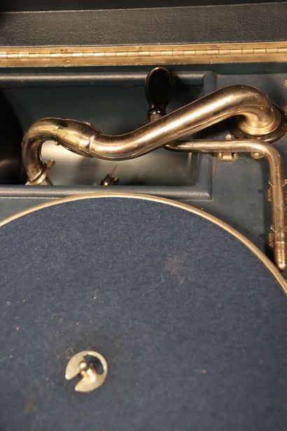 null Gramophone ELECTROLA dans son coffret, on joint 88 disques en classeurs