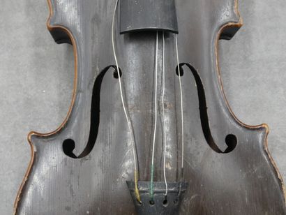 null Violon anonyme, porte une marque 1782. longueur du fond 361 mm, diapason 195...