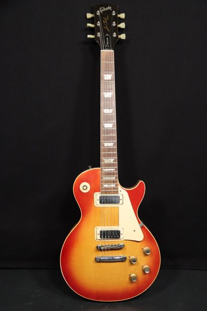 null Guitare LES PAUL DELUX. N° : 055628. Année 1973. Tête cassée. Coffre d'époque.



Expert...