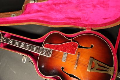 null Guitare GIBSON SUPER 400. N°: A-1462. Année 1947. Micro rajouté. Mécaniques...