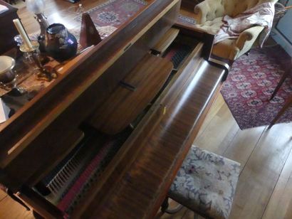 null GABRIELLE GAVEAU, Piano quart de queue. On joint un tabouret style Louis XVI,...