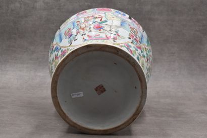 Potiche famille rose CHINE. Potiche couverte en porcelaine blanche à décor polychrome...