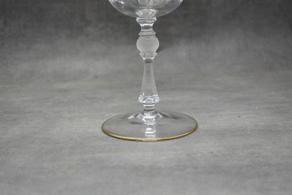 null Dans le goût de Saint Louis. Une carafe (30cm) et un drageoire (31cm) en cristal...