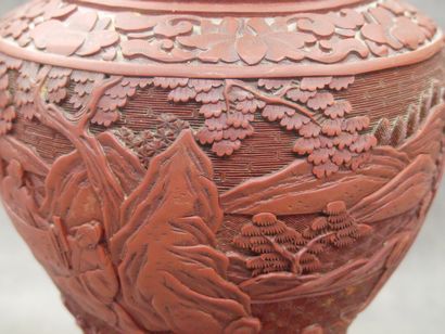 CHINE CHINE - PEKIN. Vase balustre en porcelaine rouge à décor de personnages. Marqué...