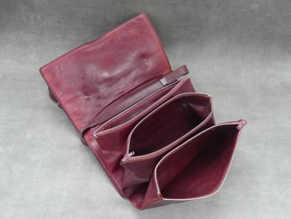 null CELINE. Petit sac en cuir rouge à trois soufflets. Dimensions : 17 x 24 cm