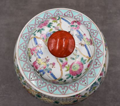 Potiche famille rose CHINE. Potiche couverte en porcelaine blanche à décor polychrome...