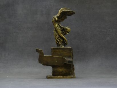 null La Victoire de Samothrace, bronze à patine mordorée. Fondeur Siot Paris. Hauteur...