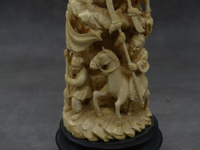 null CHINE. Groupe en ivoire sculpté ajouré de cavaliers. Hauteur : 29.5 cm