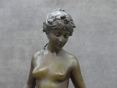 MOREAU d'après Auguste MOREAU (1834-1917) Femme à la libellule, bronze à patine brune....