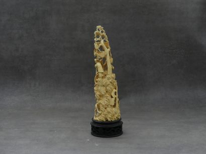 null CHINE. Groupe en ivoire sculpté ajouré de cavaliers. Hauteur : 29.5 cm