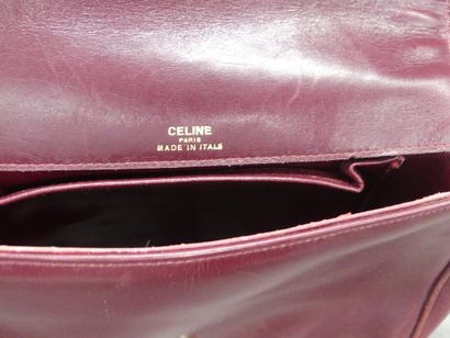 null CELINE. Burgundy leather bag with tassels. Size : 17 x 23 cm. Good conditio...