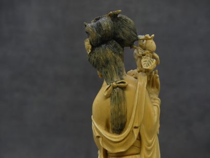 null CHINE. Okimono en ivoire sculpté d'une femme au bouquet de fleurs sur socle...