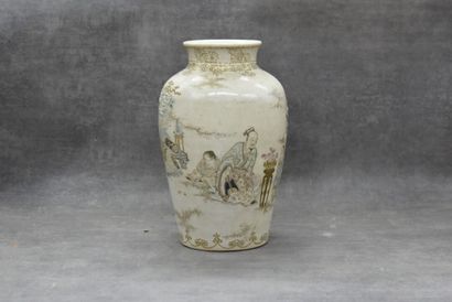 ASIE. Vase en céramique ASIE. Vase en céramique à décor polychrome de personnages....