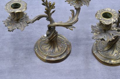 Une paire de chandeliers rocaille en bronze style Louis XV. Une paire de chandeliers...