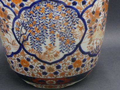 JAPON. Cache-pot JAPON. Cache-pot en porcelaine à décor Imari. Marqué sous la base,...