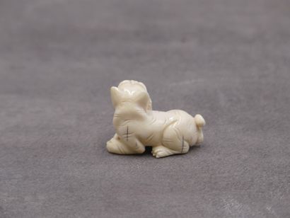 null Netsuke en ivoire figurant un chien de Fo. Dimensions : 3 x 4 cm