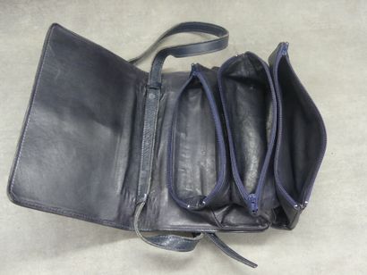 null CELINE. Sac en cuir bleu marine à trois soufflets. Dimensions : 14 x 22 cm....