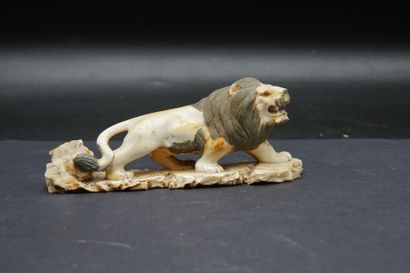 CHINE. Lion en ivoire sculpté. CHINE. Lion en ivoire sculpté. Début du XXème siècle....