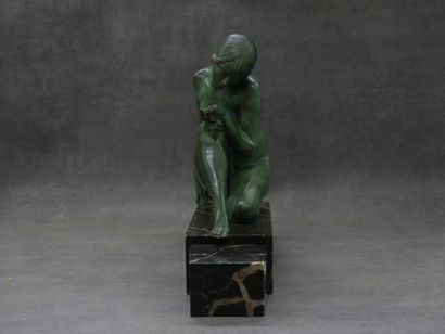 null Pierre LE FAGUAYS (1892-1962). Femme à la rose, bronze à patine verte. Signé...