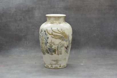 ASIE. Vase en céramique ASIE. Vase en céramique à décor polychrome de personnages....