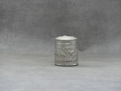 TIBET. Boite en argent repoussé TIBET. Boite en argent repoussé à décor en frise...