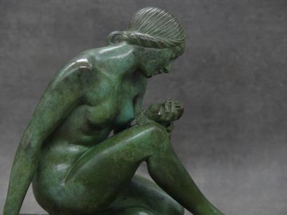 null Pierre LE FAGUAYS (1892-1962). Femme à la rose, bronze à patine verte. Signé...