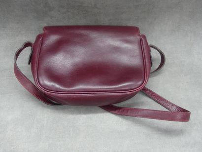 null CELINE. Burgundy leather bag with tassels. Size : 17 x 23 cm. Good conditio...