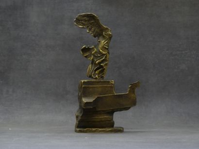 null La Victoire de Samothrace, bronze à patine mordorée. Fondeur Siot Paris. Hauteur...