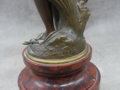 MOREAU d'après Auguste MOREAU (1834-1917) Femme à la libellule, bronze à patine brune....